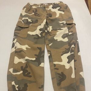 Superdown Baggy Camo Cargo Pants Women's Size Small military green. Pre-owned